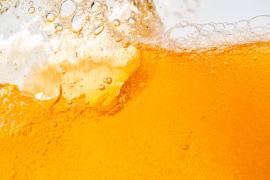 Parlak portakal yağını veya birayı kapat doku ve doğa dalgaları, güzel dalgalar eğrisi ve grafik tasarım ve arka plan için pürüzsüz küçük kabarcıklar, yağlı baloncuklar, yumuşak bira kabarcıkları, seçici odaklanma