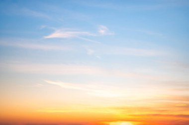 Gökyüzü, gün batımı, güzel, lüks, yumuşak turuncu altın bulutlar ve mavi gökyüzünde güneş ışığı arka plan için mükemmel, sabah ya da kış mevsiminde gün doğumu, Alacakaranlık yazı, silüet