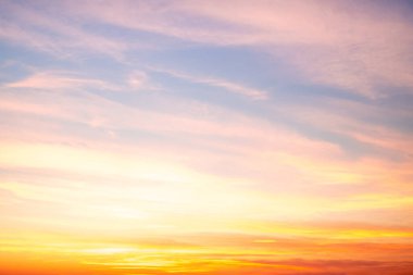 Gökyüzü, gün batımı, güzel, lüks, yumuşak turuncu altın bulutlar ve mavi gökyüzünde güneş ışığı arka plan için mükemmel, sabah ya da kış mevsiminde gün doğumu, Alacakaranlık yazı, silüet