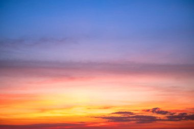 Gökyüzü, gün batımı, güzel, lüks, yumuşak turuncu altın bulutlar ve mavi gökyüzünde güneş ışığı arka plan için mükemmel, sabah ya da akşam kış sıcağı, alacakaranlık yazı, siluet