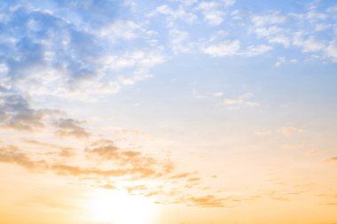 Gökyüzü, gün batımı, güzel, lüks, yumuşak turuncu altın bulutlar ve mavi gökyüzünde güneş ışığı arka plan için mükemmel, sabah ya da kış mevsiminde gün doğumu, Alacakaranlık yazı, silüet