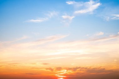 Gökyüzü, gün batımı, güzel, lüks, yumuşak turuncu altın bulutlar ve mavi gökyüzünde güneş ışığı arka plan için mükemmel, sabah ya da kış mevsiminde gün doğumu, Alacakaranlık yazı, silüet