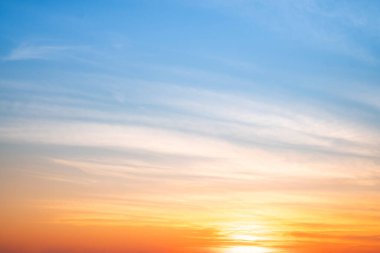 Gökyüzü, gün batımı, güzel, lüks, yumuşak turuncu altın bulutlar ve mavi gökyüzünde güneş ışığı arka plan için mükemmel, sabah ya da kış mevsiminde gün doğumu, Alacakaranlık yazı, silüet