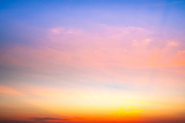 Gökyüzü, gün batımı, güzel, lüks, yumuşak turuncu altın bulutlar ve mavi gökyüzünde güneş ışığı arka plan için mükemmel, sabah ya da akşam kış sıcağı, alacakaranlık yazı, siluet