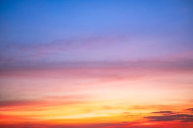 Gökyüzü, gün batımı, güzel, lüks, yumuşak turuncu altın bulutlar ve mavi gökyüzünde güneş ışığı arka plan için mükemmel, sabah ya da akşam kış sıcağı, alacakaranlık yazı, siluet