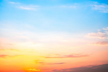 Gökyüzü, gün batımı, güzel, lüks, yumuşak turuncu altın bulutlar ve mavi gökyüzünde güneş ışığı arka plan için mükemmel, sabah ya da kış mevsiminde gün doğumu, Alacakaranlık yazı, silüet