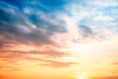 Gökyüzü, gün batımı, güzel, lüks, yumuşak turuncu altın bulutlar ve mavi gökyüzünde güneş ışığı arka plan için mükemmel, sabah ya da kış mevsiminde gün doğumu, Alacakaranlık yazı, silüet