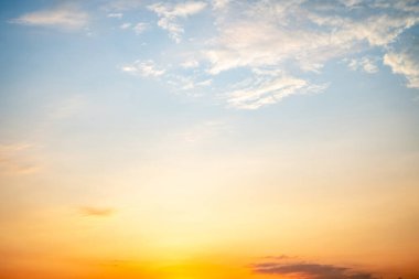 Gökyüzü, gün batımı, güzel, lüks, yumuşak turuncu altın bulutlar ve mavi gökyüzünde güneş ışığı arka plan için mükemmel, sabah ya da kış mevsiminde gün doğumu, Alacakaranlık yazı, silüet