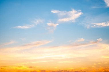 Gökyüzü, gün batımı, güzel, lüks, yumuşak turuncu altın bulutlar ve mavi gökyüzünde güneş ışığı arka plan için mükemmel, sabah ya da kış mevsiminde gün doğumu, Alacakaranlık yazı, silüet