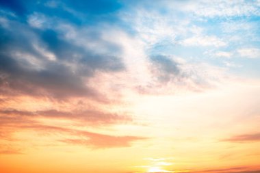 Gökyüzü, gün batımı, güzel, lüks, yumuşak turuncu altın bulutlar ve mavi gökyüzünde güneş ışığı arka plan için mükemmel, sabah ya da kış mevsiminde gün doğumu, Alacakaranlık yazı, silüet