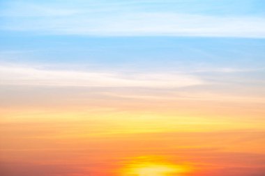 Gökyüzü, gün batımı, güzel, lüks, yumuşak turuncu altın bulutlar ve mavi gökyüzünde güneş ışığı arka plan için mükemmel, sabah ya da kış mevsiminde gün doğumu, Alacakaranlık yazı, silüet