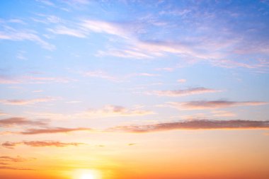 Gökyüzü, gün batımı, güzel, lüks, yumuşak turuncu altın bulutlar ve mavi gökyüzünde güneş ışığı arka plan için mükemmel, sabah ya da kış mevsiminde gün doğumu, Alacakaranlık yazı, silüet