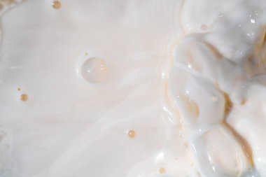 Süt suyu, beyaz renk içecek ve yiyecek dokusu arka plan, güzel doğal kav süt dalgası ve kabarcık dokusu üst görüşlü makro, sağlıklı yiyecekler günlük