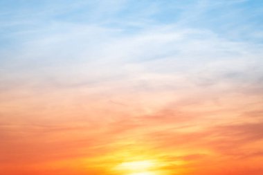 Gökyüzü, gün batımı, güzel, lüks, yumuşak turuncu altın bulutlar ve mavi gökyüzünde güneş ışığı arka plan için mükemmel, sabah ya da kış mevsiminde gün doğumu, Alacakaranlık yazı, silüet