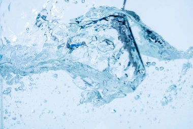 Beyaz arka planda su sıçraması izole edilmiş, Hava kabarcıkları Mavi Su Altında yüzüyor. Saf Su Dalgası, Oksijen Gevşemesi. Mavi kabarcıklar Su desenli.