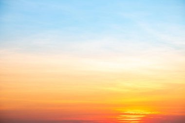 Gökyüzü, gün batımı, güzel, lüks, yumuşak turuncu altın bulutlar ve mavi gökyüzünde güneş ışığı arka plan için mükemmel, sabah ya da kış mevsiminde gün doğumu, Alacakaranlık yazı, silüet