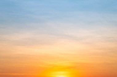 Gökyüzü, gün batımı, güzel, lüks, yumuşak turuncu altın bulutlar ve mavi gökyüzünde güneş ışığı arka plan için mükemmel, sabah ya da kış mevsiminde gün doğumu, Alacakaranlık yazı, silüet