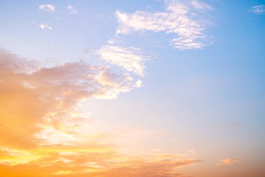 Güzel, lüks, yumuşak turuncu altın bulutlar ve mavi gökyüzünde güneş ışığı arka plan için mükemmel, akşam, Alacakaranlık, büyük boy, yüksek çözünürlüklü manzara fotoğrafı