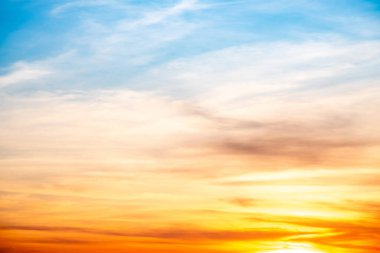 Gökyüzü, gün batımı, güzel, lüks, yumuşak turuncu altın bulutlar ve mavi gökyüzünde güneş ışığı arka plan için mükemmel, sabah ya da kış mevsiminde gün doğumu, Alacakaranlık yazı, silüet