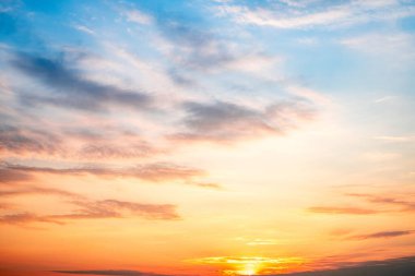 Gökyüzü, gün batımı, güzel, lüks, yumuşak turuncu altın bulutlar ve mavi gökyüzünde güneş ışığı arka plan için mükemmel, sabah ya da kış mevsiminde gün doğumu, Alacakaranlık yazı, silüet