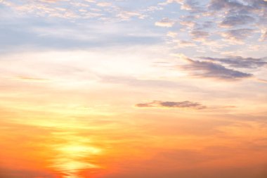 Gökyüzü, gün batımı, güzel, lüks, yumuşak turuncu altın bulutlar ve mavi gökyüzünde güneş ışığı arka plan için mükemmel, sabah ya da kış mevsiminde gün doğumu, Alacakaranlık yazı, silüet