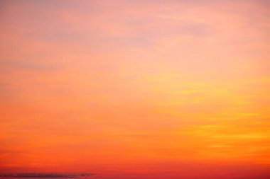 Gökyüzü, gün batımı, güzel, lüks, yumuşak turuncu altın bulutlar ve mavi gökyüzünde güneş ışığı arka plan için mükemmel, sabah ya da kış mevsiminde gün doğumu, Alacakaranlık yazı, silüet