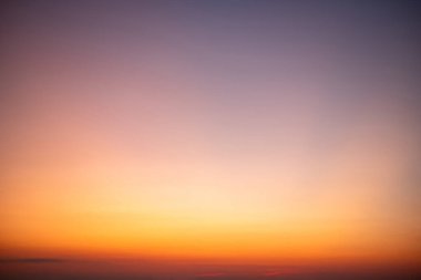 Gökyüzü, gün batımı, güzel, lüks, yumuşak turuncu altın bulutlar ve mavi gökyüzünde güneş ışığı arka plan için mükemmel, sabah ya da kış mevsiminde gün doğumu, Alacakaranlık yazı, silüet