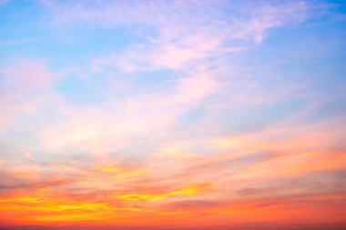 Gökyüzü, gün batımı, güzel, lüks, yumuşak turuncu altın bulutlar ve mavi gökyüzünde güneş ışığı arka plan için mükemmel, sabah ya da kış mevsiminde gün doğumu, Alacakaranlık yazı, silüet