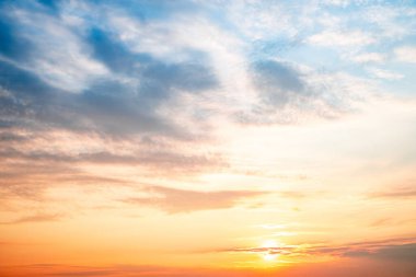 Gökyüzü, gün batımı, güzel, lüks, yumuşak turuncu altın bulutlar ve mavi gökyüzünde güneş ışığı arka plan için mükemmel, sabah ya da kış mevsiminde gün doğumu, Alacakaranlık yazı, silüet