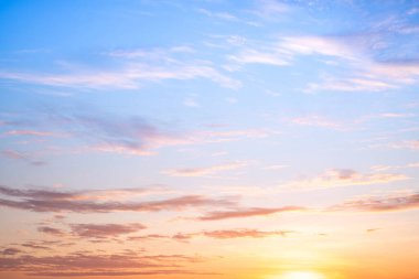 Gökyüzü, gün batımı, güzel, lüks, yumuşak turuncu altın bulutlar ve mavi gökyüzünde güneş ışığı arka plan için mükemmel, sabah ya da kış mevsiminde gün doğumu, Alacakaranlık yazı, silüet