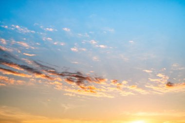 Gökyüzü, gün batımı, güzel, lüks, yumuşak turuncu altın bulutlar ve mavi gökyüzünde güneş ışığı arka plan için mükemmel, sabah ya da kış mevsiminde gün doğumu, Alacakaranlık yazı, silüet