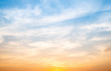 Güzel, lüks, yumuşak turuncu altın bulutlar ve mavi gökyüzünde güneş ışığı arka plan için mükemmel, akşam, Alacakaranlık, büyük boy, yüksek çözünürlüklü manzara fotoğrafı