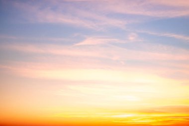 Gökyüzü, gün batımı, güzel, lüks, yumuşak turuncu altın bulutlar ve mavi gökyüzünde güneş ışığı arka plan için mükemmel, sabah ya da kış mevsiminde gün doğumu, Alacakaranlık yazı, silüet