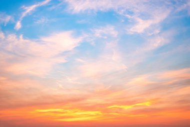 Gökyüzü, gün batımı, güzel, lüks, yumuşak turuncu altın bulutlar ve mavi gökyüzünde güneş ışığı arka plan için mükemmel, sabah ya da kış mevsiminde gün doğumu, Alacakaranlık yazı, silüet