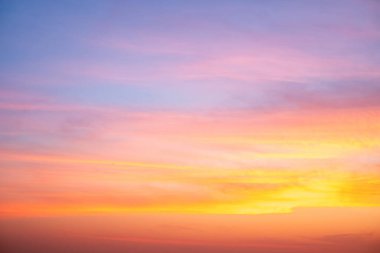 Güzel, lüks, yumuşak turuncu altın bulutlar ve mavi gökyüzünde güneş ışığı arka plan için mükemmel, akşam, Alacakaranlık, büyük boy, yüksek çözünürlüklü manzara fotoğrafı