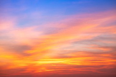 Güzel, lüks, yumuşak turuncu altın bulutlar ve mavi gökyüzünde güneş ışığı arka plan için mükemmel, akşam, Alacakaranlık, büyük boy, yüksek çözünürlüklü manzara fotoğrafı