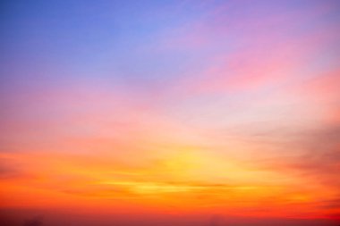 Güzel, lüks, yumuşak turuncu altın bulutlar ve mavi gökyüzünde güneş ışığı arka plan için mükemmel, akşam, Alacakaranlık, büyük boy, yüksek çözünürlüklü manzara fotoğrafı