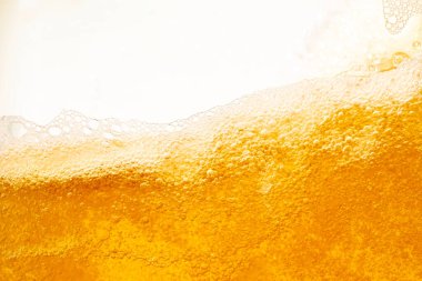 Parlak portakal yağını veya birayı kapat doku ve doğa dalgaları, güzel dalgalar eğrisi ve grafik tasarım ve arka plan için pürüzsüz küçük kabarcıklar, yağlı baloncuklar, yumuşak bira kabarcıkları, seçici odaklanma