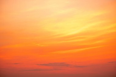 Gökyüzü, gün batımı, güzel, lüks, yumuşak turuncu altın bulutlar ve mavi gökyüzünde güneş ışığı arka plan için mükemmel, sabah ya da kış mevsiminde gün doğumu, Alacakaranlık yazı, silüet