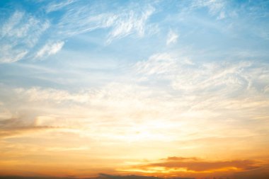 Gökyüzü, gün batımı, güzel, lüks, yumuşak turuncu altın bulutlar ve mavi gökyüzünde güneş ışığı arka plan için mükemmel, sabah ya da kış mevsiminde gün doğumu, Alacakaranlık yazı, silüet