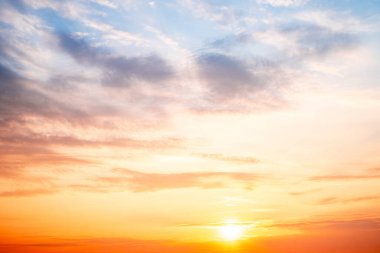 Gökyüzü, gün batımı, güzel, lüks, yumuşak turuncu altın bulutlar ve mavi gökyüzünde güneş ışığı arka plan için mükemmel, sabah ya da kış mevsiminde gün doğumu, Alacakaranlık yazı, silüet