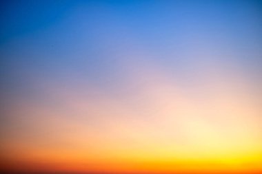 Güzel, lüks, yumuşak turuncu altın bulutlar ve mavi gökyüzünde güneş ışığı arka plan için mükemmel, akşam, Alacakaranlık, büyük boy, yüksek çözünürlüklü manzara fotoğrafı