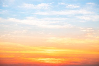 Güzel, lüks, yumuşak turuncu altın bulutlar ve mavi gökyüzünde güneş ışığı arka plan için mükemmel, akşam, Alacakaranlık, büyük boy, yüksek çözünürlüklü manzara fotoğrafı