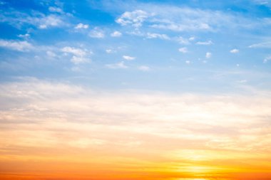 Güzel, lüks, yumuşak turuncu altın bulutlar ve mavi gökyüzünde güneş ışığı arka plan için mükemmel, akşam, Alacakaranlık, büyük boy, yüksek çözünürlüklü manzara fotoğrafı