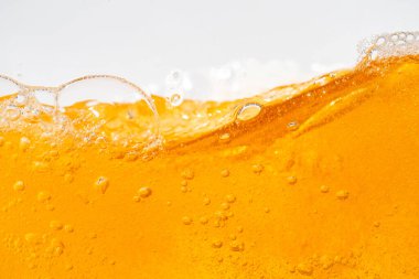 Parlak portakal yağını veya birayı kapat doku ve doğa dalgaları, güzel dalgalar eğrisi ve grafik tasarım ve arka plan için pürüzsüz küçük kabarcıklar, yağlı baloncuklar, yumuşak bira kabarcıkları, seçici odaklanma