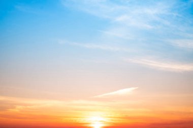 Güzel, lüks, yumuşak turuncu altın bulutlar ve mavi gökyüzünde güneş ışığı arka plan için mükemmel, akşam, Alacakaranlık, büyük boy, yüksek çözünürlüklü manzara fotoğrafı