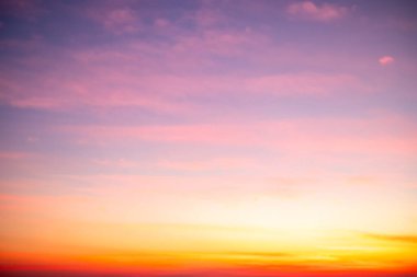 Güzel, lüks, yumuşak turuncu altın bulutlar ve mavi gökyüzünde güneş ışığı arka plan için mükemmel, akşam, Alacakaranlık, büyük boy, yüksek çözünürlüklü manzara fotoğrafı