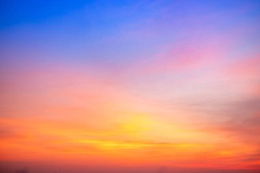 Güzel, lüks, yumuşak turuncu altın bulutlar ve mavi gökyüzünde güneş ışığı arka plan için mükemmel, akşam, Alacakaranlık, büyük boy, yüksek çözünürlüklü manzara fotoğrafı