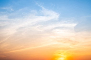 Güzel, lüks, yumuşak turuncu altın bulutlar ve mavi gökyüzünde güneş ışığı arka plan için mükemmel, akşam, Alacakaranlık, büyük boy, yüksek çözünürlüklü manzara fotoğrafı