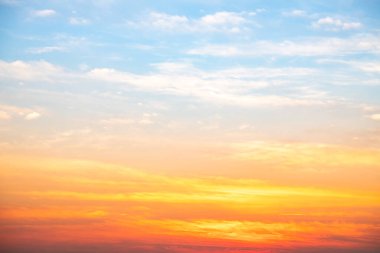 Güzel, lüks, yumuşak turuncu altın bulutlar ve mavi gökyüzünde güneş ışığı arka plan için mükemmel, akşam, Alacakaranlık, büyük boy, yüksek çözünürlüklü manzara fotoğrafı